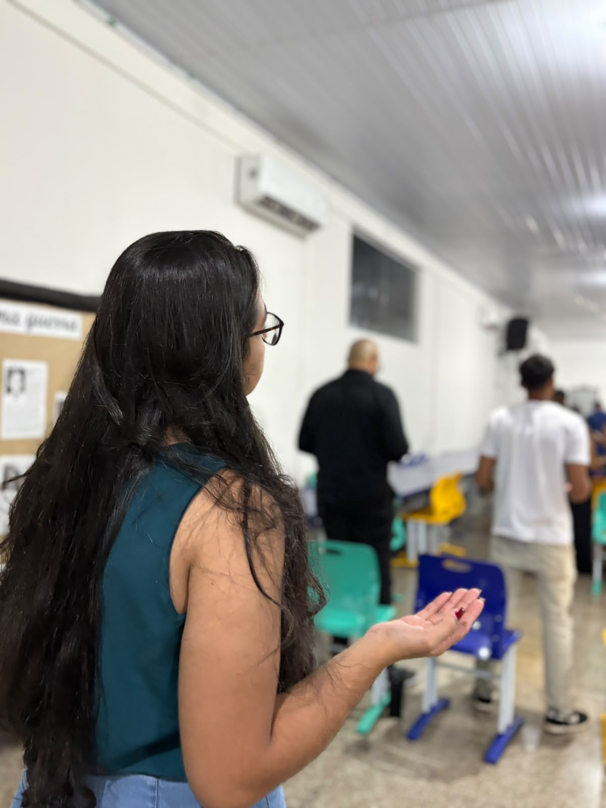 Participante da ICA em um momento de adoração